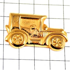 ピンバッジ・金色のオールドカー車