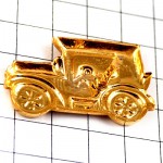 ピンバッジ・金色のオールドカー車