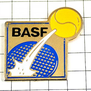 ピンバッジ・化学メーカーBASFテニスのラケットはねるボール球