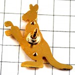 ピンバッジ・カンガルーのゴルフバッグ金色 GOLDEN GOLF KANGAROO