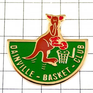 ピンバッジ・カンガルー親子バスケットボールのゴールに球 DAINVILLE BASKETBALL FRANCE