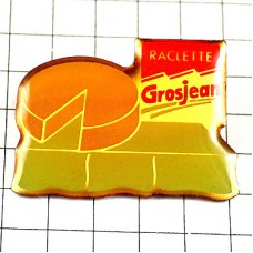 ピンバッジ・チーズの塊グロジャン社 CHEESE RACLETTE GROSJEAN FRANCE