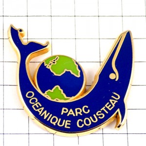 ピンバッジ・青いクジラ鯨と地球パリの水族館 COMMANDANT-COUSTEAU JACQUES-YVES-COUSTEAU FRANCE