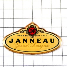 ピンバッジ・ジャノー酒アルマニャック白いラベル型 JANNEAU ARMAGNAC