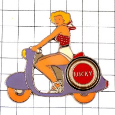 ピンバッジ・ラッキーストライク煙草ベスパに乗る女の子オートバイ二輪バイク紫色