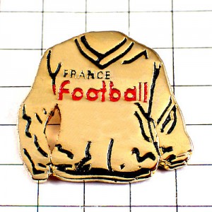 ピンバッジ・サッカーフランス代表ユニフォーム金色の服