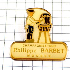 ピンバッジ・シャンパーニュ職人シャンパン酒樽 CHAMPAGNE-PHILIPPE-BARBET MOUSSY FRANCE