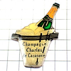 ピンバッジ・シャンパーニュ酒シャルルドカザノヴの瓶 CHAMPAGNE-CAZANOVE FRANCE