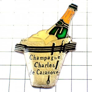 ピンバッジ・シャンパーニュ酒シャルルドカザノヴの瓶 CHAMPAGNE-CAZANOVE FRANCE