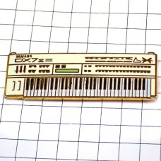 ピンバッジ・ヤマハ電子ピアノDX７音楽キーボード楽器