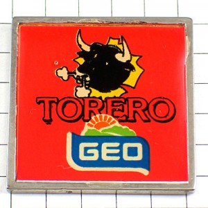 ピンバッジ・黒い牛トレロ赤い布から顔を出すTORERO