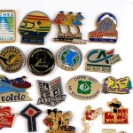 フランス ピンズ 雑貨 ヴィンテージ ピンバッジまとめて50個セット まとめ売り 大量 フレンチ ビンテージ 広告 ヘルメット女の子キャノン印刷ウエスタンブーツなど