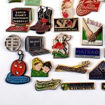 フランス ピンズ 雑貨 ヴィンテージ ピンバッジまとめて50個セット まとめ売り 大量 フレンチ ビンテージ 広告 ヘルメット女の子キャノン印刷ウエスタンブーツなど