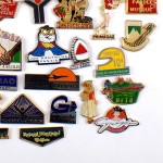 フランス ピンズ 雑貨 ヴィンテージ ピンバッジまとめて50個セット まとめ売り 大量 フレンチ ビンテージ 広告 ヘルメット女の子キャノン印刷ウエスタンブーツなど