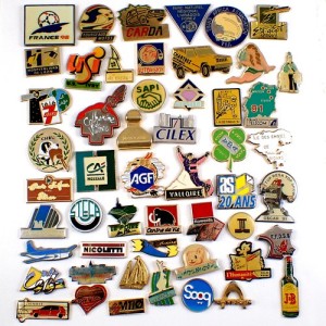 フランス ピンズ 雑貨 ヴィンテージ ピンバッジまとめて50個セット まとめ売り 大量 フレンチ ビンテージ 広告 四つ葉のクローバー猟犬ルノー香水瓶など