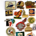 フランス ピンズ 雑貨 ヴィンテージ ピンバッジまとめて50個セット まとめ売り 大量 フレンチ ビンテージ 広告 四つ葉のクローバー猟犬ルノー香水瓶など