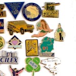 フランス ピンズ 雑貨 ヴィンテージ ピンバッジまとめて50個セット まとめ売り 大量 フレンチ ビンテージ 広告 四つ葉のクローバー猟犬ルノー香水瓶など