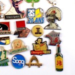 フランス ピンズ 雑貨 ヴィンテージ ピンバッジまとめて50個セット まとめ売り 大量 フレンチ ビンテージ 広告 四つ葉のクローバー猟犬ルノー香水瓶など