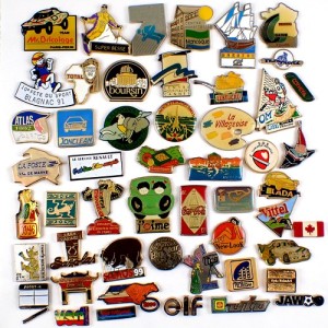 フランス ピンズ 雑貨 ヴィンテージ ピンバッジまとめて50個セット まとめ売り 大量 フレンチ ビンテージ 広告 スキー熊パレット映画カチンコ虎コニカ帆船など