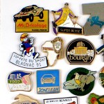 フランス ピンズ 雑貨 ヴィンテージ ピンバッジまとめて50個セット まとめ売り 大量 フレンチ ビンテージ 広告 スキー熊パレット映画カチンコ虎コニカ帆船など