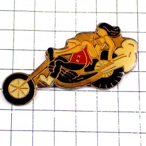 ピンバッジ・ビキニのセクシー女の子とバイクに乗る