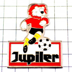 ピンバッジ・ベルギーのビール酒ジュピターライオンのサッカー選手と球 JUPILER BELGIUM