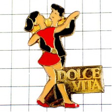 ピンバッジ・赤いミニドレス社交ダンス踊りドルチェヴィータ甘い生活 DOLCE-VITA ITALIA