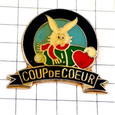 ピンバッジ・ハートを持ったウサギ兎マフラー赤 COUP-DE-COEUR RABBIT FRANCE