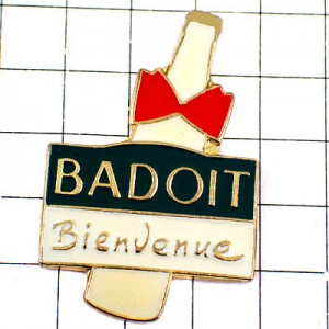 ピンバッジ・蝶ネクタイのミネラル水ボトル容器バドワ社 BADOIT FRANCE