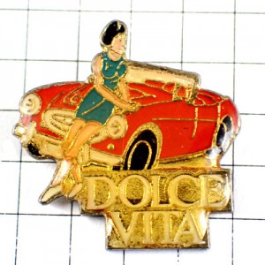 ピンバッジ・青いドレスの女の子と赤い車『甘い生活』 DOLCE-VITA ITALIA ITALY