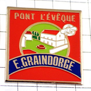 ピンバッジ・ポンレヴェック赤い屋根の家チーズ会社 GRAINDORGE PONT-L-EVEQUE