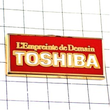 ピンバッジ・東芝の赤いマーク白い文字