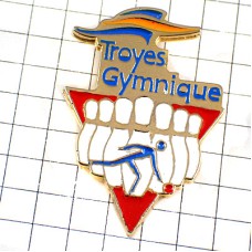 ピンバッジ・ボウリング選手ならんだ白いピンと赤い球 TROYES BOWLING FRANCE