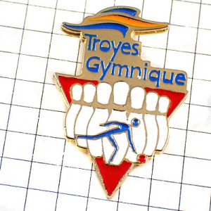 ピンバッジ・ボウリング選手ならんだ白いピンと赤い球 TROYES BOWLING FRANCE