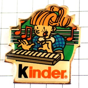 ピンバッジ・音楽ピアノ楽器キーボードと女の子 KINDER FERRERO ITALIA ITALY