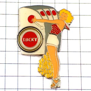 ピンバッジ・ラッキーストライク煙草スロットマシーン女の子カジノ金貨 LUCKY-STRIKE