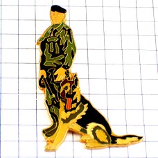 ピンバッジ・警察犬と兵士ミリタリー迷彩色の制服フランス軍