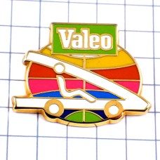 ピンバッジ・虹色ヴァレオ自動車部品メーカー車に乗る人 VALEO FRANCE