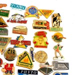 フランス ピンズ 雑貨 ヴィンテージ ピンバッジまとめて50個セット まとめ売り 大量 フレンチ ビンテージ 広告 ボディビルダー陸上競技ランナーなど