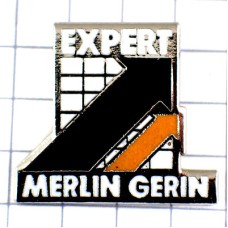 ピンバッジ・電気エキスパート黒とオレンジ色の矢印 MERLIN-GERIN SCHNEIDER EXPERT