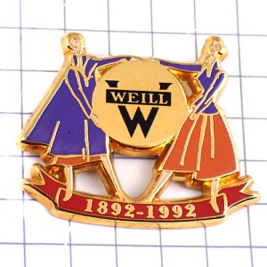 ピンバッジ・エレガントな女の子二人「Ｗ」 WEILL