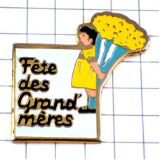 ピンバッジ・黄色い花束ワンピースの女の子おばあちゃんの日 FETE-DES-GRAND-MERES