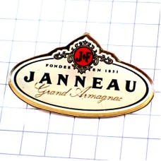 ピンバッジ・ジャノー酒アルマニャック白いブランデーのラベル型 JANNEAU ARMAGNAC