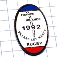 ピンバッジ・ラグビー大会フランス対アイルランド青白赤トリコロールの球 FRANCE-IRLANDE IRELAND RUGBY