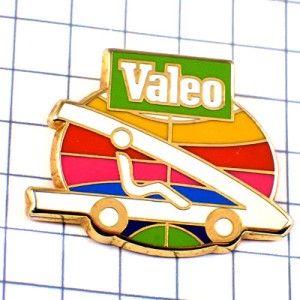 ピンバッジ・虹色ヴァレオ自動車部品メーカー車に乗る人 VALEO FRANCE