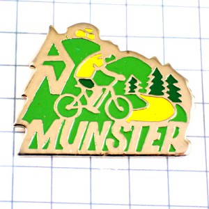 ピンバッジ・緑の山道を走るサイクリング自転車