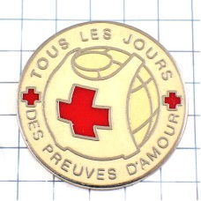 ピンバッジ・赤十字社と地球エプロン愛のしるし毎日 RED-CROSS CROIX-ROUGE DES-PREUVES-D-AMOUR FRANCE