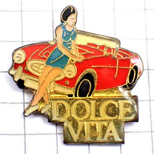 ピンバッジ・青いドレスの女の子と赤い車『甘い生活』 DOLCE-VITA ITALIA ITALY