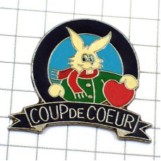 ピンバッジ・ハートを持ったウサギ兎マフラー赤 COUP-DE-COEUR RABBIT FRANCE