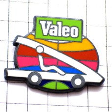 ピンバッジ・ヴァレオ車に乗る人 VALEO FRANCE